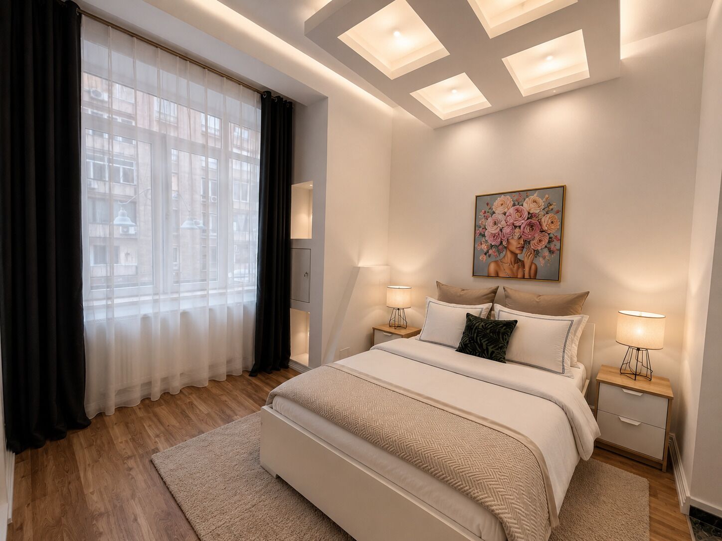 Un dormitorio con cama, lámparas de noche, un cuadro y una ventana con cortinas.