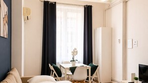 Apartemen | Area keluarga | Smart TV 81-cm dengan saluran TV satelit dan kantor