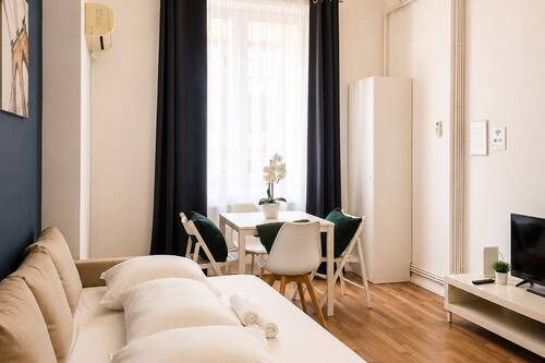 Apartment | Wohnbereich | 81-cm-Smart-TV mit Satellitenempfang, Arbeitsbereiche