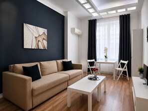Apartment | Ruang tamu | 81 cm sebuah televisyen pintar dengan satelit, pejabat 
