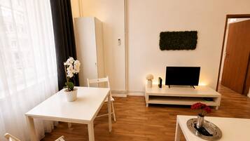 Apartamento | Zona de estar | Smart TV de 81 cm con canales por satélite, una oficina