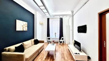 Apartemen | Area keluarga | Smart TV 81-cm dengan saluran TV satelit dan kantor