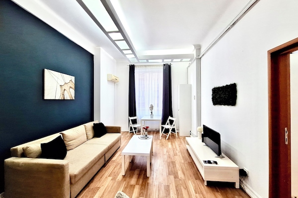 Apartamento | Zona de estar | Smart TV de 81 cm con canales por satélite, una oficina