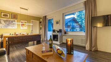 Smart-TV, Kamin, DVD-Player, Bücher