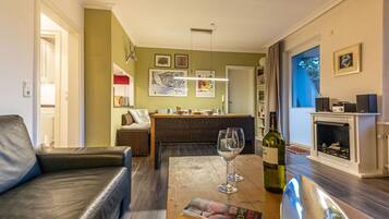 Smart-TV, Kamin, DVD-Player, Bücher