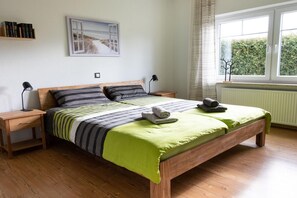 2 chambres, bureau, fer et planche à repasser, lit parapluie