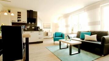 Smart-TV, DVD-Player, Bücher, Stereoanlage