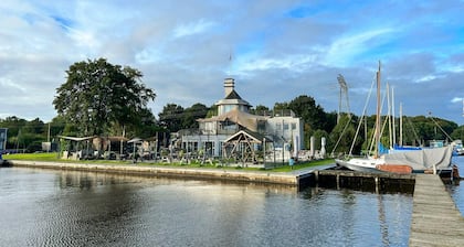Villa am Wasser in der Nähe von Groningen
