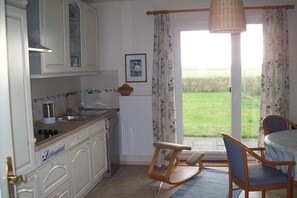 Kylskåp, mikrovågsugn, ugn och spishäll