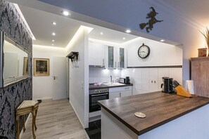 Kühlschrank, Mikrowelle, Ofen, Herdplatte