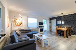 Fernseher, Kamin, DVD-Player, Stereoanlage