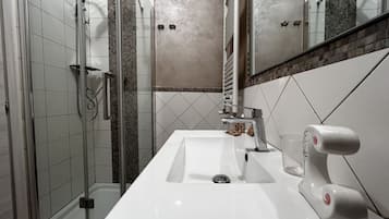 Dusche, Haartrockner, Bidet, Handtücher
