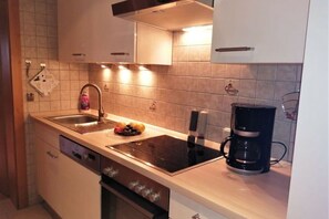Frigorifero, forno, piano cottura, lavastoviglie