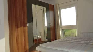 1 slaapkamer, een strijkplank/strijkijzer, internet, beddengoed