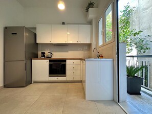 冷蔵庫、オーブン、コンロ、コーヒー / ティーメーカー