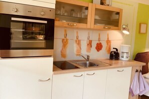 Kylskåp, ugn, spishäll och diskmaskin