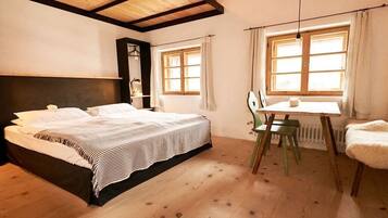 6 Schlafzimmer, Schreibtisch, BĂŒgeleisen/BĂŒgelbrett, Reisekinderbett