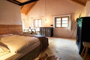 6 chambres, bureau, fer et planche à repasser, lit parapluie