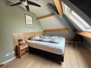 2 chambres, fer et planche à repasser, Wi-Fi gratuit, draps fournis