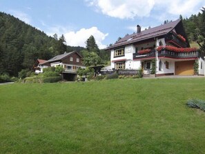 Exterior - Uitzicht op het dal in het "Vakantiehuis Schenk" (Baiersbronn-Mitteltal)