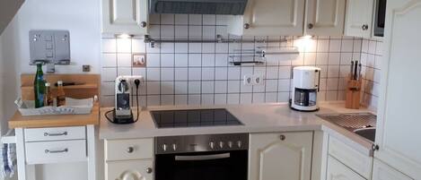 Kühlschrank, Mikrowelle, Ofen, Herdplatte