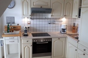 Kylskåp, mikrovågsugn, ugn och spishäll