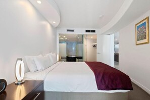 3 habitaciones, tabla de planchar con plancha, internet y ropa de cama 