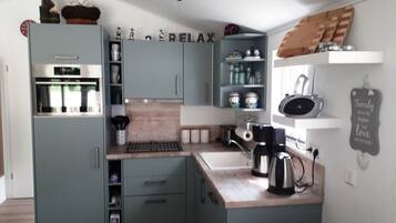 Een koelkast, een magnetron, een kookplaat, een vaatwasser