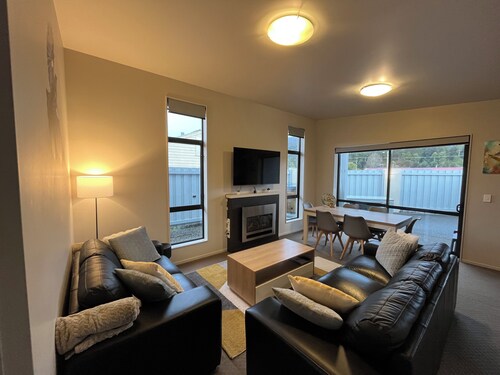 Modern chalet, spa, mountain views & gas fireplace