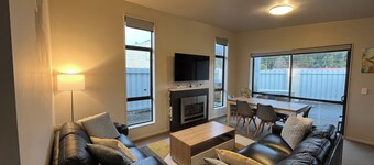 Modern chalet, spa, mountain views & gas fireplace