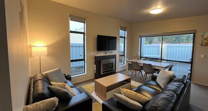 Modern chalet, spa, mountain views & gas fireplace