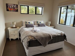 2 bedrooms, iron/ironing board, free WiFi, bed sheets - Modern chalet, spa, mountain views & gas fireplace (Ohakune)