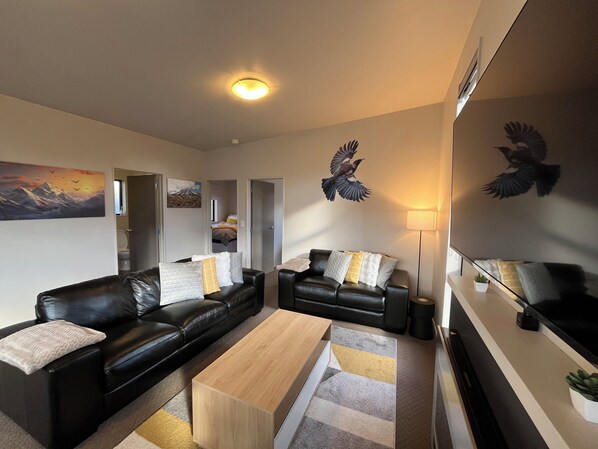 Smart TV y chimenea 