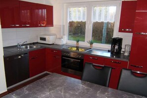 Een koelkast, een microgolfoven, een oven, een kookplaat