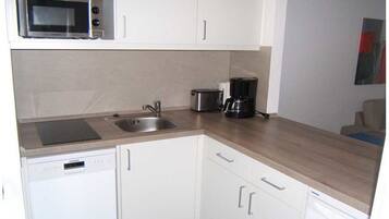 Geladeira, micro-ondas, cooktop, lava-louças