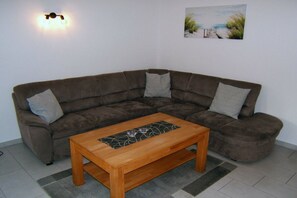 Smart TV, DVD player, books, stereo - “Quellerweg” 17| Merchant (Horumersiel)