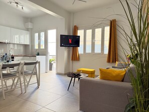 Dining - P6 - Sun love apartment (Athens)