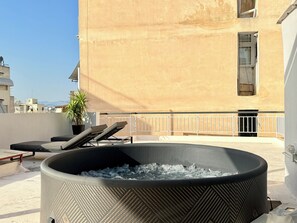 Outdoor spa tub - P6 - Sun love apartment (Athens)
