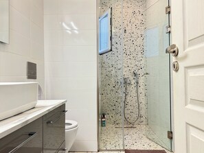 シャワー、ヘアドライヤー、タオル、石鹸