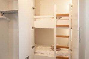 1 dormitorio, tabla de planchar con plancha, Internet y ropa de cama