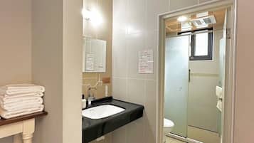 Quadruple Room | Bilik Mandi | Pancuran mandi, pengering rambut, tuala disediakan, syampu