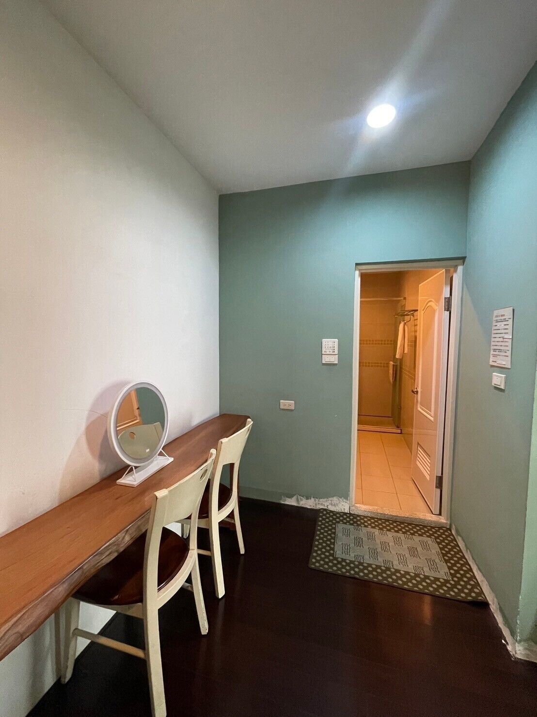 Douche, sèche-cheveux, serviettes fournies, shampoing