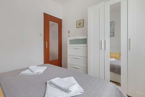 2 bedrooms, iron/ironing board, WiFi, bed sheets