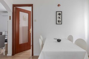 Dining - Lisinski - two bedroom apartment with private parking (Zagreb)