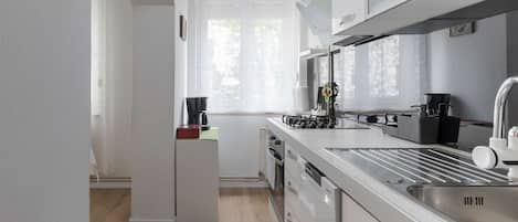 Réfrigérateur, four à micro-ondes, un four, surface de cuisson