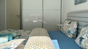 A bedroom with a bed, a nightstand, and a wardrobe. - P7 - 2 Bedrooms Jacuzzi Rooftop (Athens)