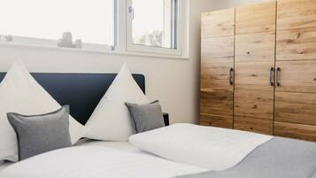 1 Schlafzimmer, Schreibtisch, Bügeleisen/Bügelbrett, Reisekinderbett