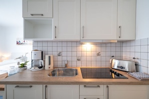 Réfrigérateur, micro-ondes, plaque de cuisson, lave-vaisselle