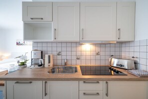 Fridge, microwave, stovetop, dishwasher - Holiday Apartment Hoppe 3 (Westerland)