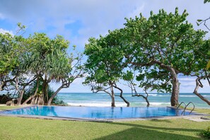 Outdoor pool, pool umbrellas, pool loungers - South Point Abbey Whole Villa 4 Bedroom (Sleeps 9) (Koggala)